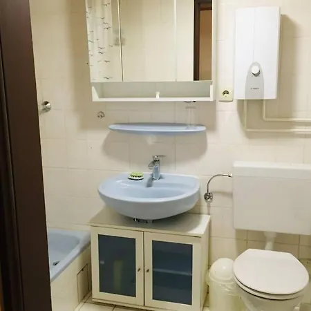 Biete Ruhige Zwei-zimmer Souterrain-wohnung Niederkassel