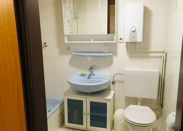 Biete Ruhige Zwei-zimmer Souterrain-wohnung Niederkassel